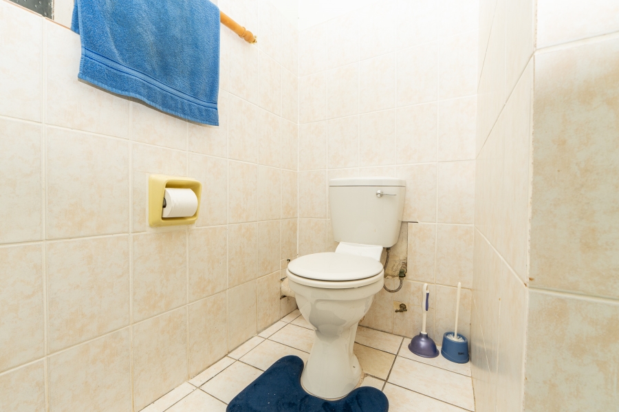 7 Bedroom Property for Sale in Middedorp Western Cape